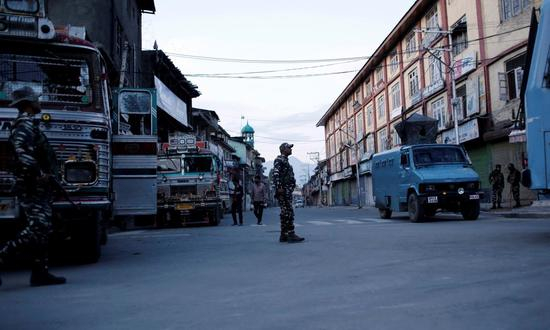 20日，印度联邦的保安在克什米尔斯利那加市。
