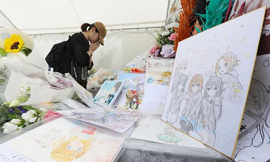 当地时间2019年8月18日，日本京都，人们悼念“京都动画”大火遇难者。&nbsp; 视觉中国 资料图