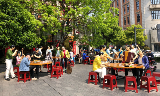 ▲4月4日，吉庆街的艺人雕塑。新京报记者 向凯 摄