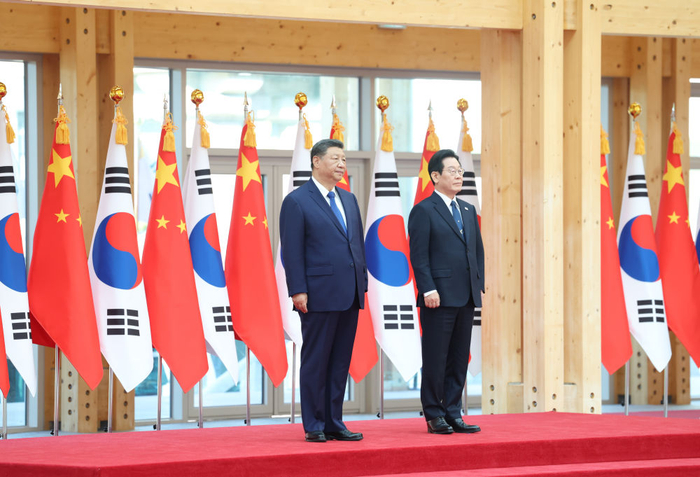 　　当地时间11月1日下午，韩国总统李在明同中国国家主席习近平在庆州博物馆举行会谈。这是习近平同李在明登上检阅台。新华社记者 黄敬文 摄