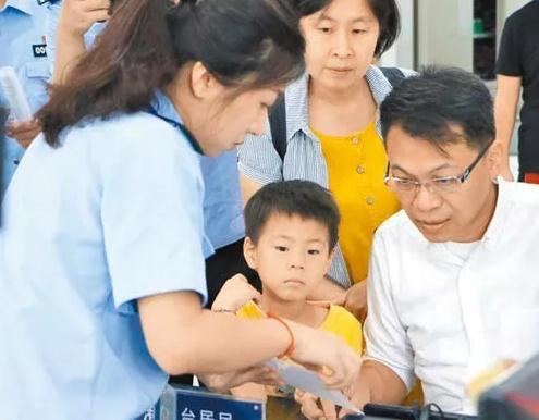 工作人员为台胞进行耐心讲解。（图片来源：台媒）