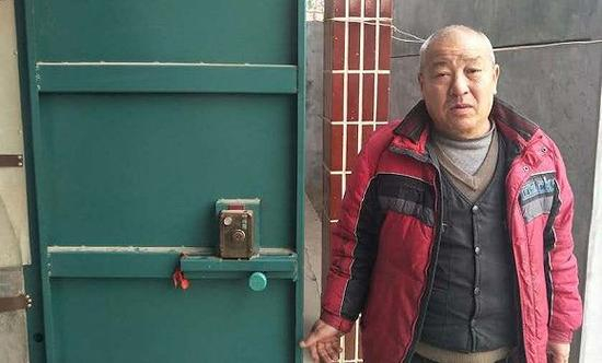 王广太也吓坏了，换上了厚厚的防盗门。摄影：刘成伟