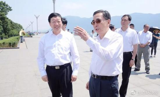 △朱小丹在滇池边进行督察