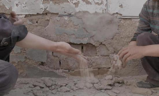 　　新村住户陈秀住在上面一排，他指着家里开裂的屋顶说，“你看房子偷工减料，只放了沙子，没和水泥。”