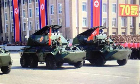 　　朝鲜首次向外界公开了轮式新型战术导弹，专家认为该武器是紧跟世界潮流的非瞄准线光纤导弹，可攻击视距外目标。