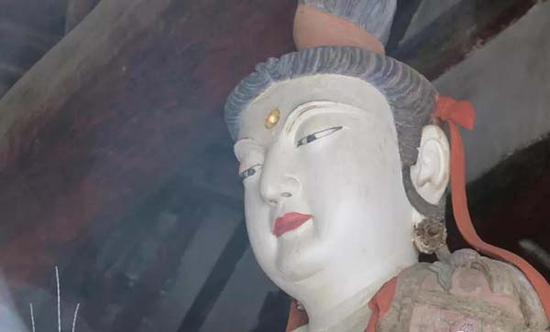 图6：文殊菩萨原位补塑的系带，其结节形象明显参照了右脑部的原物遗存