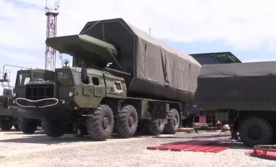 正进行“先锋”飞行器与导弹结合作业