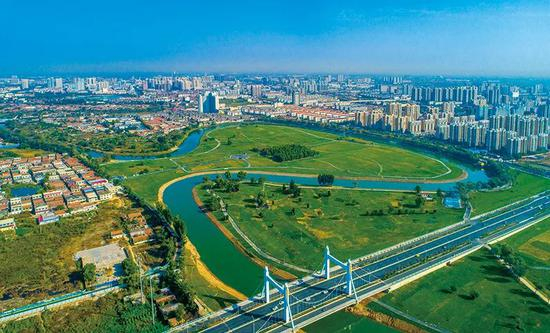 大运河沧州段南北贯穿河北沧州市8个县(市、区），全长253公里，占京杭大运河总长度的近七分之一，是流经城市中里程最长的。目前，沧州正在推进大运河沿线绿化工程，构建“林水相依、绿廊相连、绿块相嵌”的大运河绿色长廊，着力将主城区大运河打造成为“大运河文化重要承载地、城市生态休闲走廊和城市重要标志”。图为大运河流经沧州市区。沧州日报社供图