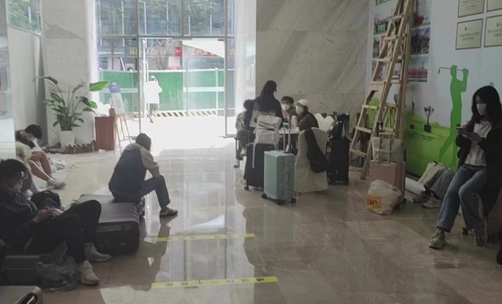 一度因收费问题等候在酒店大堂的学生。