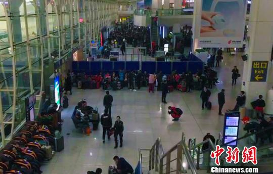 机场滞留旅客有序等待航班信息。　郭一彤 摄