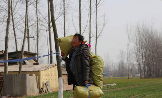 早期常年在外奔波，肩挑人扛推销影楼服饰的大集人