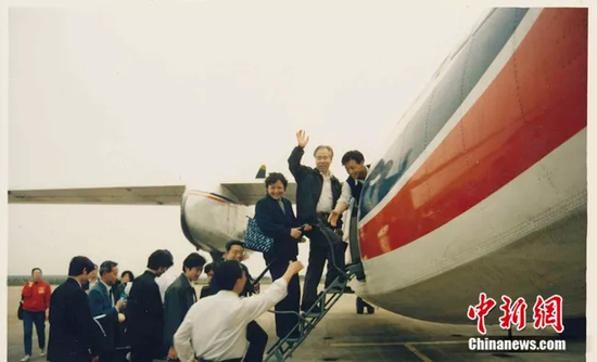1991年11月12日，贵航首个航班旅客登上飞机。南航贵州公司供图
