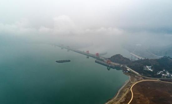 这是12月21日在湖北省秭归县拍摄的三峡大坝（无人机拍摄）。 新华社 图