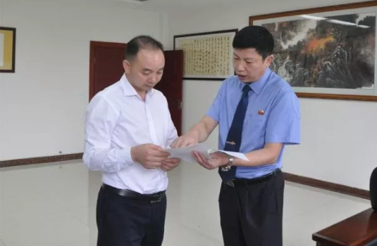 大足区人民检察院检察官唐浩（右）。来自大足区检察院官网