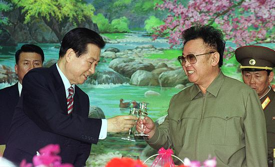 金正日（右）和金大中（左）碰杯。