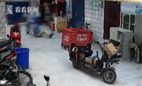 民警组织双方进行了调解，最终徐某道了歉，张某也同意赔偿2000元医药费。