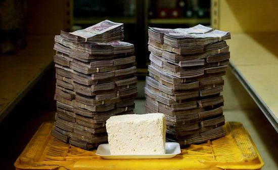 　　1公斤奶酪的的价格约为750万强势玻利瓦尔（约为7.8元人民币）。此外，一包婴儿纸尿裤的价格约为800万强势玻利瓦尔（约为8.3元人民币）、1公斤肉类的价格约为950万强势玻利瓦尔（约为9.8元人民币）。