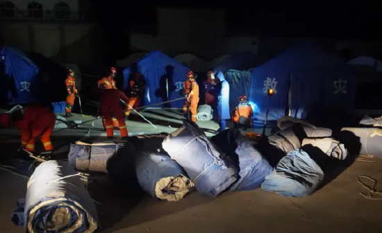 　　12月19日，在甘肃省临夏回族自治州积石山保安族东乡族撒拉族自治县大河家镇大河村，消防人员搭建救灾帐篷。新华社 图 　　此次地震为何会出现较大伤亡？12月1