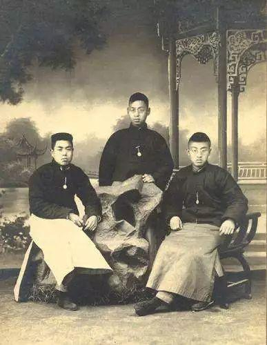 1923年冬与南京高师同学合影，赵忠尧（中）