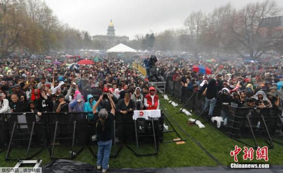 资料图：美国民众“大麻日”集会吸食大麻。