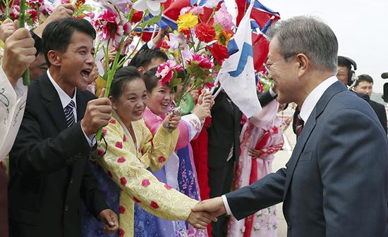 　　18日，约10万平壤市民整齐地列队站在马路两边，高喊：“祖国统一”、“和平繁荣”、“欢迎”等口号。文在寅一直向沿街民众挥手致意，而金正恩则是表情欣慰的鼓掌。