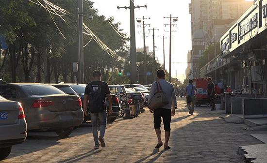 杨轩失联后，父母五次去北京寻找他。今年8月，杨父（右）再度赴京寻子，终于报了人口失踪。
