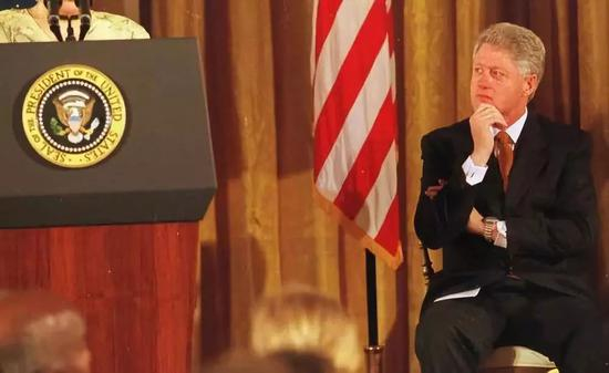 　　1999年1月7日，美国参议院开始审理克林顿总统弹劾案。图为克林顿当天准备在白宫发表讲话。新华社记者刘宇摄（传真照片）