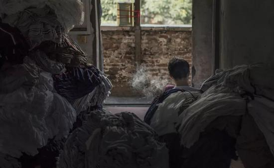 守仓库的老人。受访者供图