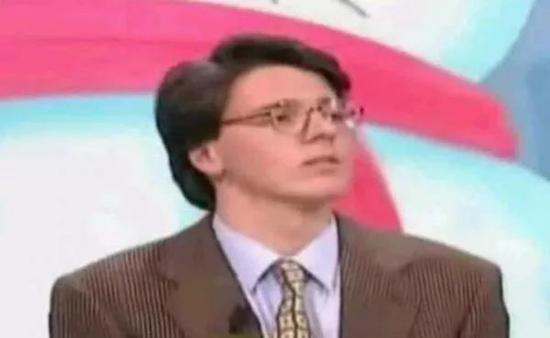 　　意大利前任总理马泰奥·伦齐旧照。照片摄于1990年早期，彼时19岁的马泰奥正在参加一档名为《命运之轮》的电视节目，并赢得了一笔相当于数万欧元的奖金。