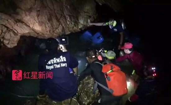 ▲救援人员在黑暗的洞穴和湍急的水流中进行搜救工作 &nbsp;受访者供图