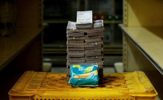 一包卫生巾价格约350万强势玻利瓦尔（约为3.6元人民币）。