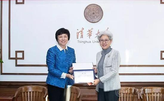 陈旭向傅莹颁发聘书 来源：清华新闻网