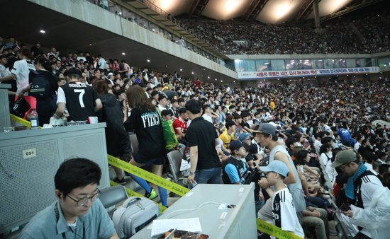 C罗不出场，观众纷纷离席（韩联社）