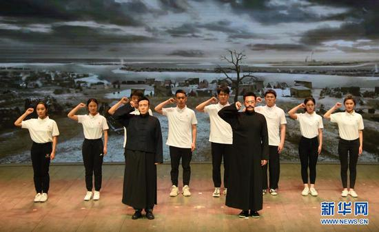 　　4月20日，在北京大学百周年纪念讲堂，电视剧《觉醒年代》陈独秀扮演者于和伟（前左）、李大钊扮演者张桐（前右）与北大学生同台演出。新华社记者 任超 摄