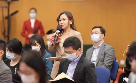 　新京报贝壳财经记者白金蕾现场向工信部部长肖亚庆提问。