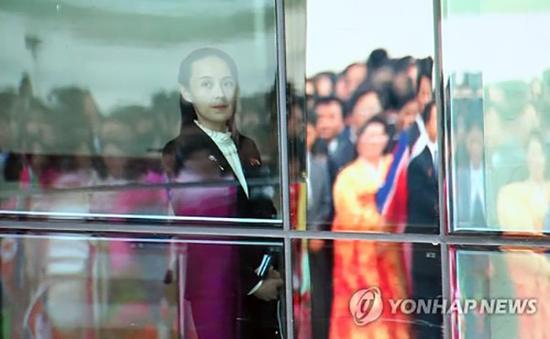 金与 正站在出口处望向跑道