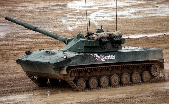 “章鱼”-SD空降突击炮，配备了124毫米低后坐力滑膛炮。