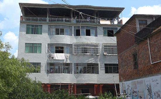 杨家六兄弟合伙盖起了新房，二层以上，左右两边各住一户。