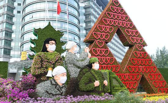 长安街沿线国庆主题花坛——位于西单路口西南角的《众志成城》花坛。