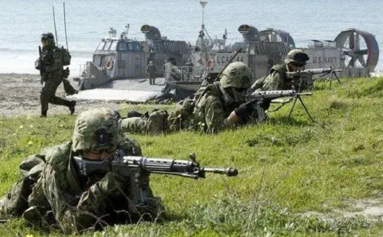 美日举行联合两栖登陆演习。