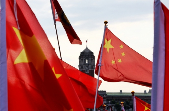 台湾爱国人士持五星红旗在蔡办门前参加活动（台媒）