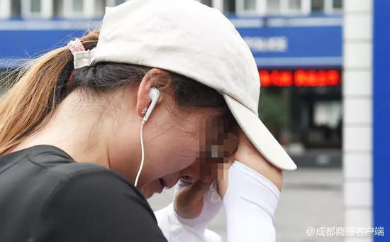 ▲一名女子今天刚刚知道事情真相，很痛苦。