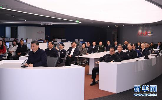 　　1月25日，中共中央政治局在人民日报社就全媒体时代和媒体融合发展举行第十二次集体学习。这是在移动报道指挥平台前，中共中央总书记习近平同正在河北省承德市滦平县平坊满族乡于营村采访的记者和扶贫驻村第一书记连线交流，了解该村脱贫攻坚工作进展情况。 新华社记者 燕雁 摄