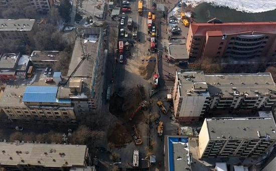 12时20分，挖掘机和渣土车扩大坑洞，搜救失踪人员，目前坑洞的直径已达十几米。