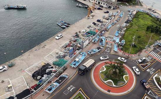 2020年8月31日，韩国釜山，台风“美莎克”来袭，渔船被撤离到路边&nbsp;图据人民网