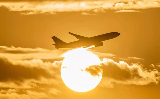 ▲2019年8月29日，一架客机从首都机场起飞。新京报记者 陶冉 摄