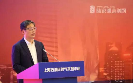 上海市委常委、常务副市长屠光绍在会上讲话