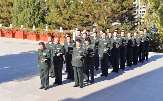 ▲在“四八”烈士陵园向革命先烈致敬