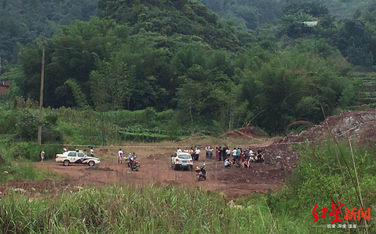 △7月6日下午，老砖厂案发现场，警方已封锁