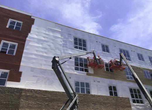 Pedro Pineda正在砌公寓右面的墙壁